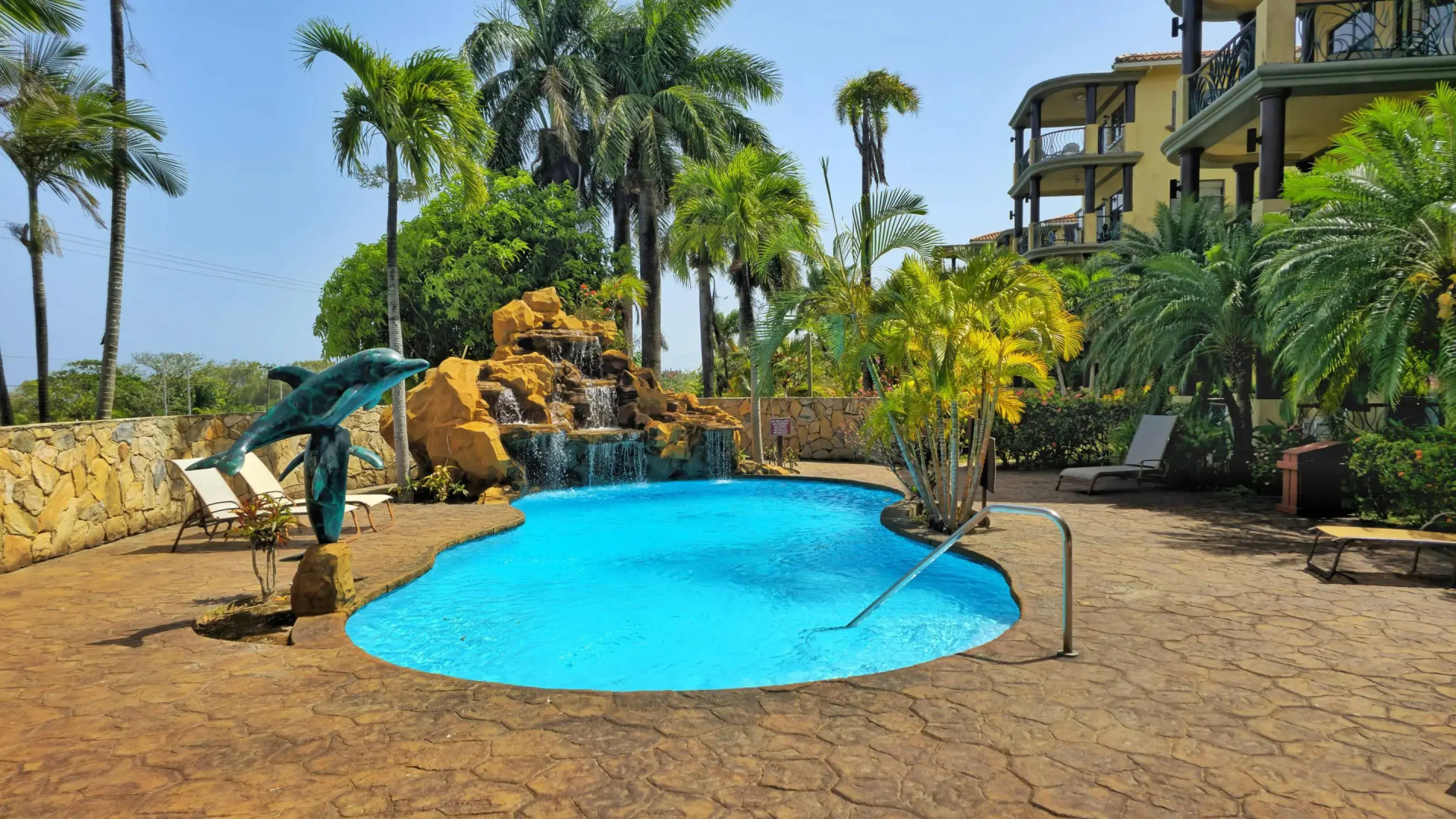 Clarion Suites Roatan at Pineapple Villas