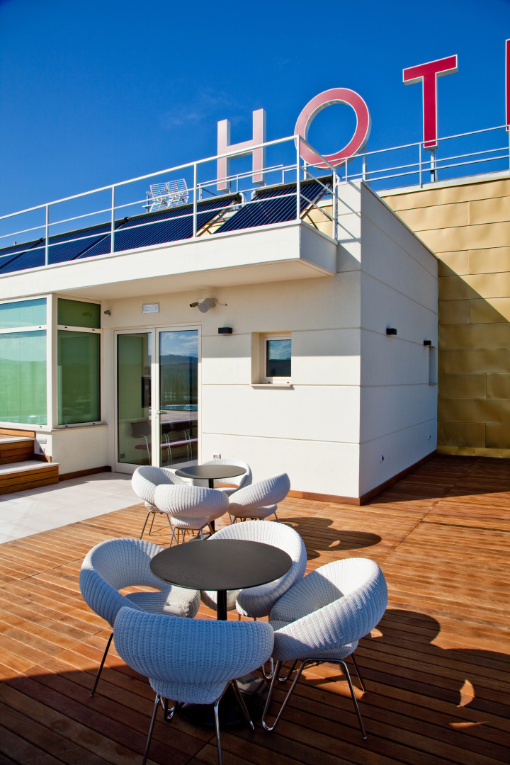 Breaking Business Hotel