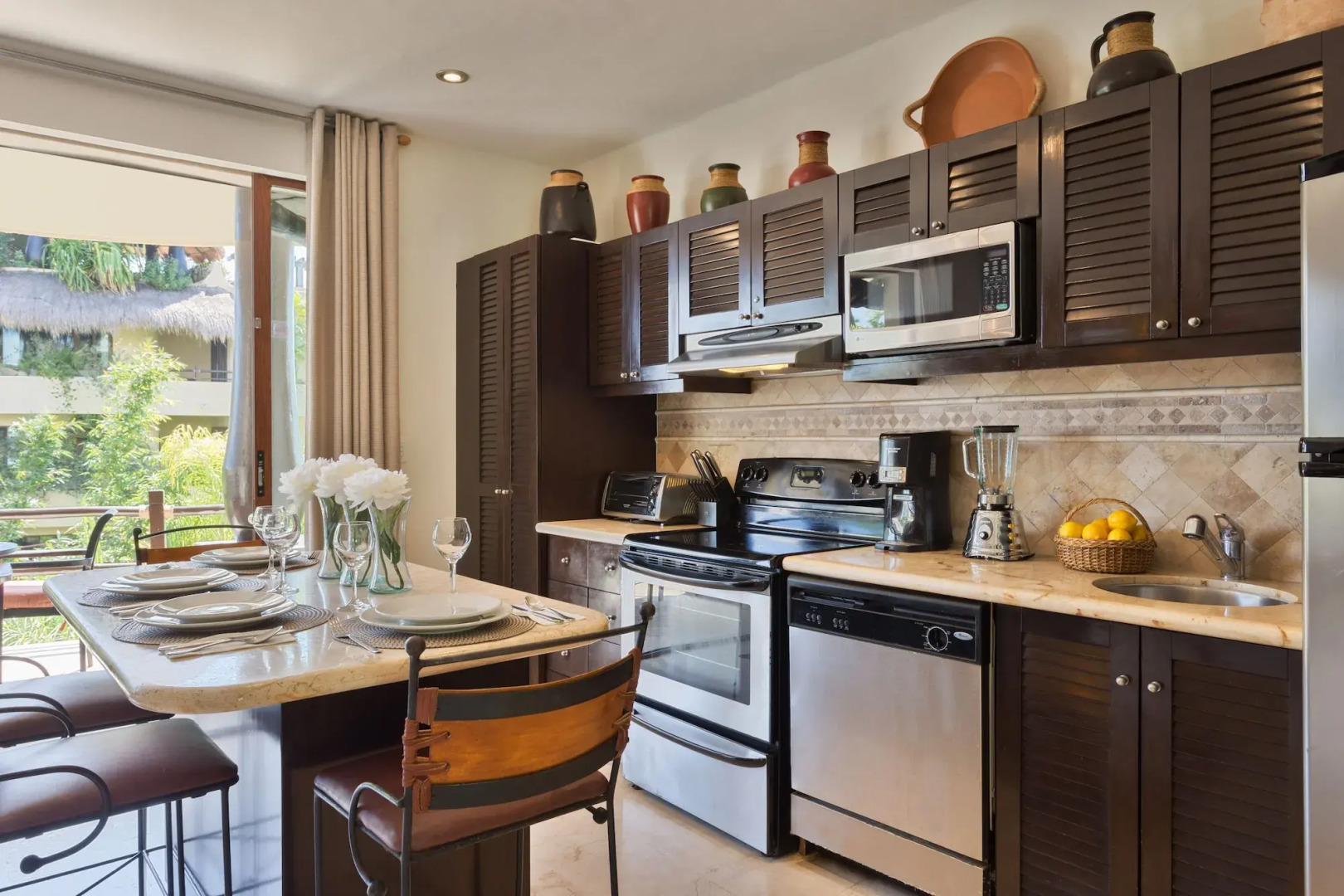 El Taj Oceanfront & Beachside Condo Hotel