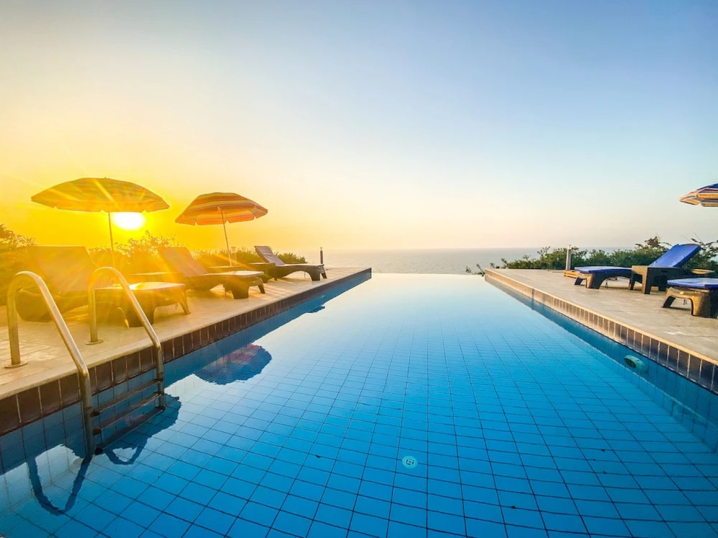 Sea Cliff villa, 4 beds, sleeps 2- 7, Free Wifi, Heated Pool option.