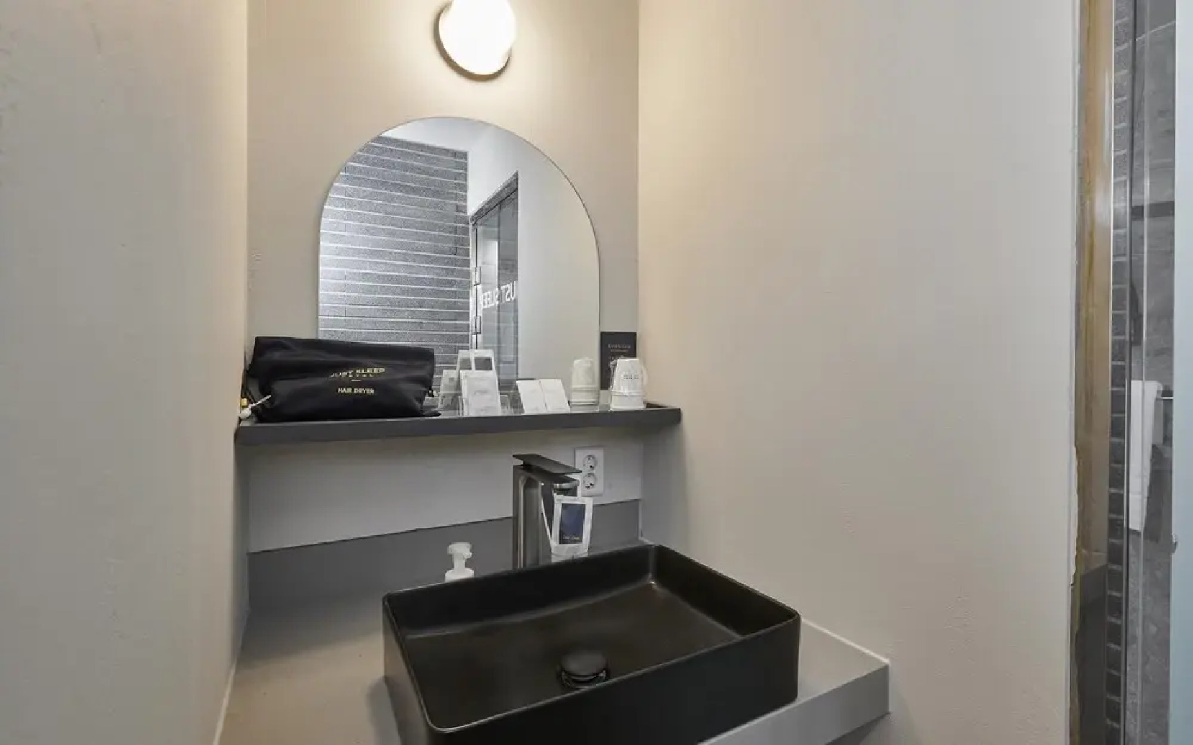 Seosan Lake Park Just Sleep Hotel