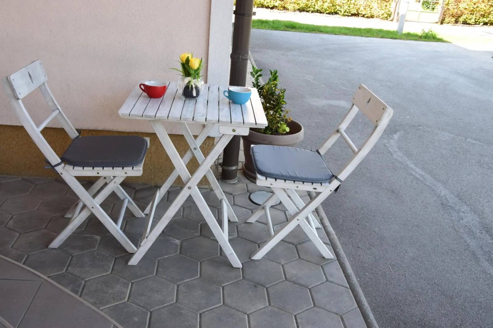 COMFY and BRIGHT Apartment