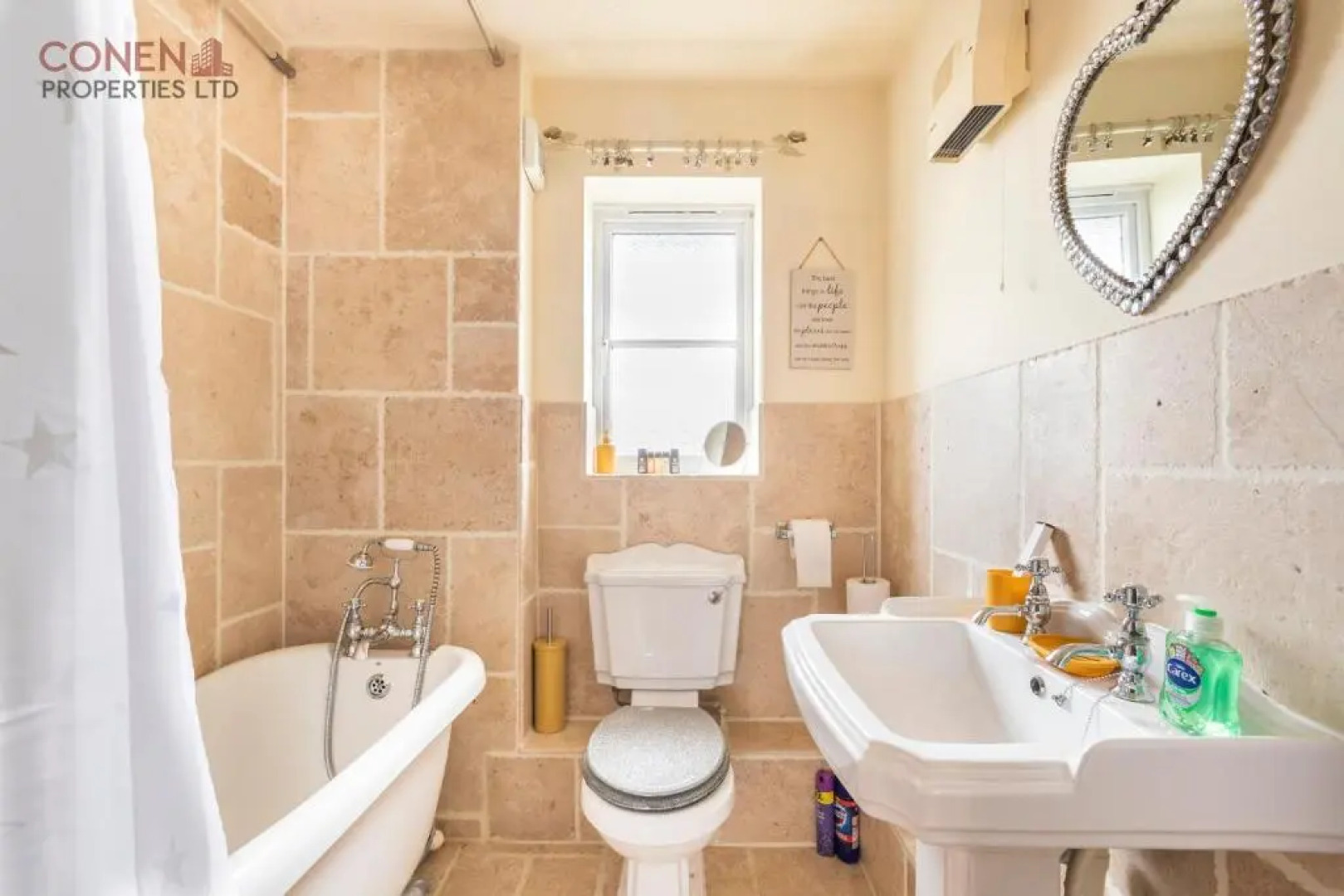 2 Bed Apartment Sleeps 5 - Free Parking, Balcony