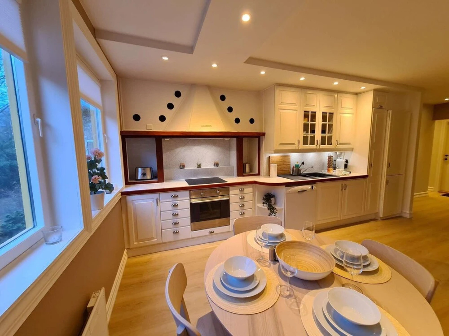 Beautiful, Spacious And Modern, 2-bedroom, Near Center, Free Parking