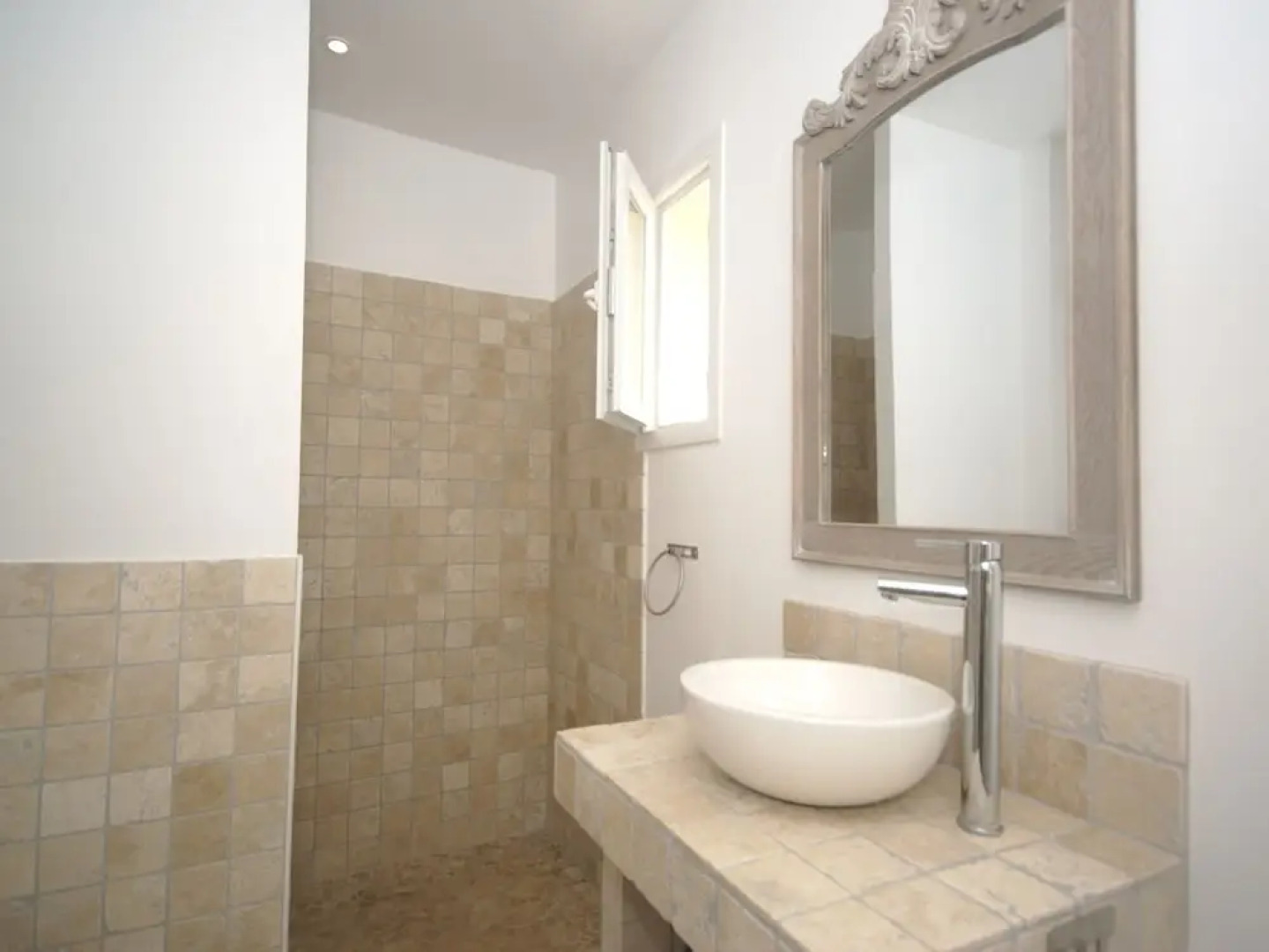 Recently Built Villa With Shared Swimming Pool Near the Village of Piolenc