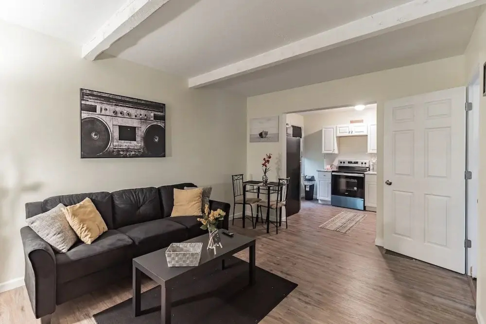 Amazing Centrally Located Apt Combo Near Uc, Hospital And Zoo! 2 Bedroom Apts by Redawning