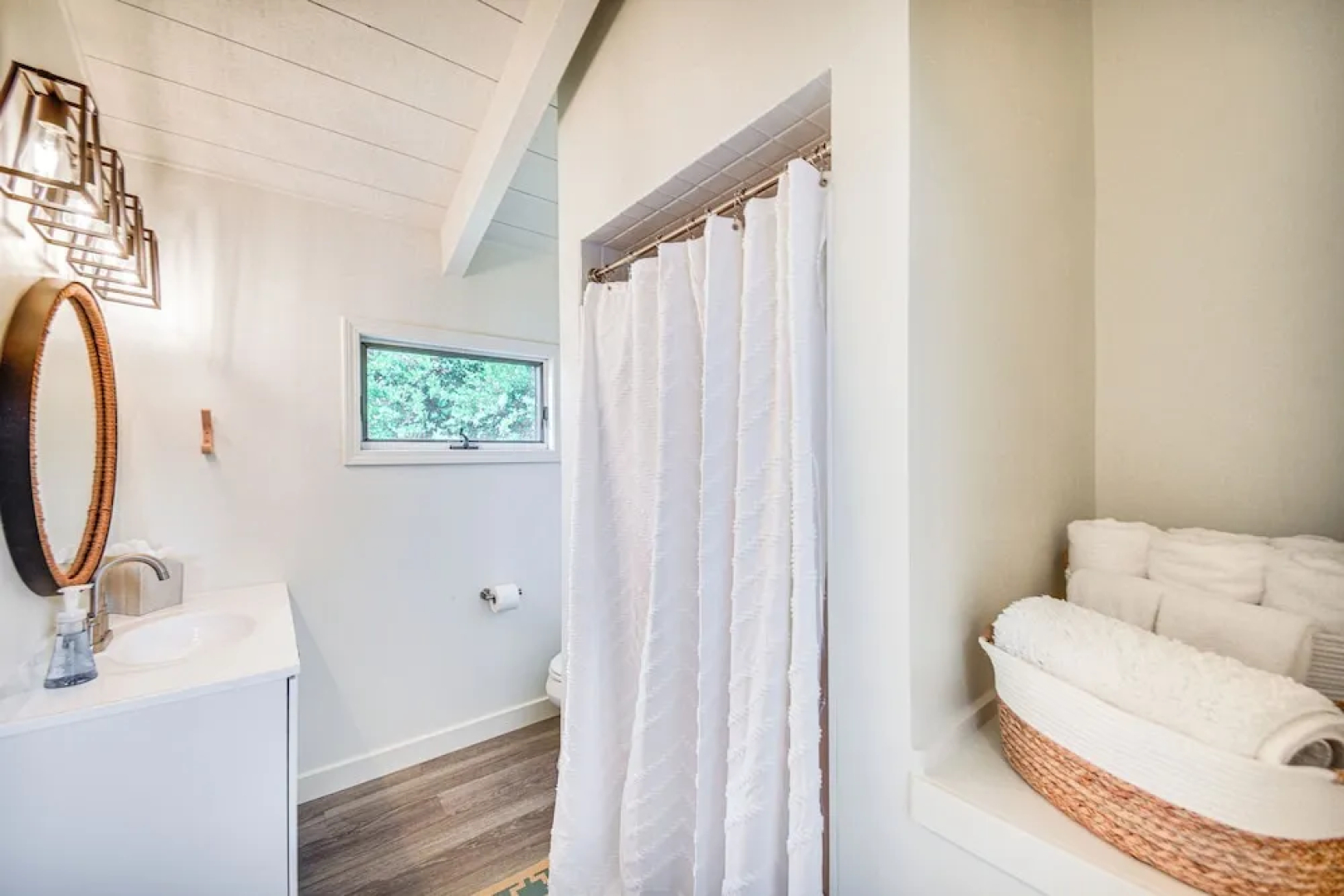 Pet-friendly Buxton Home w/ Balcony, 2 Mi to Beach