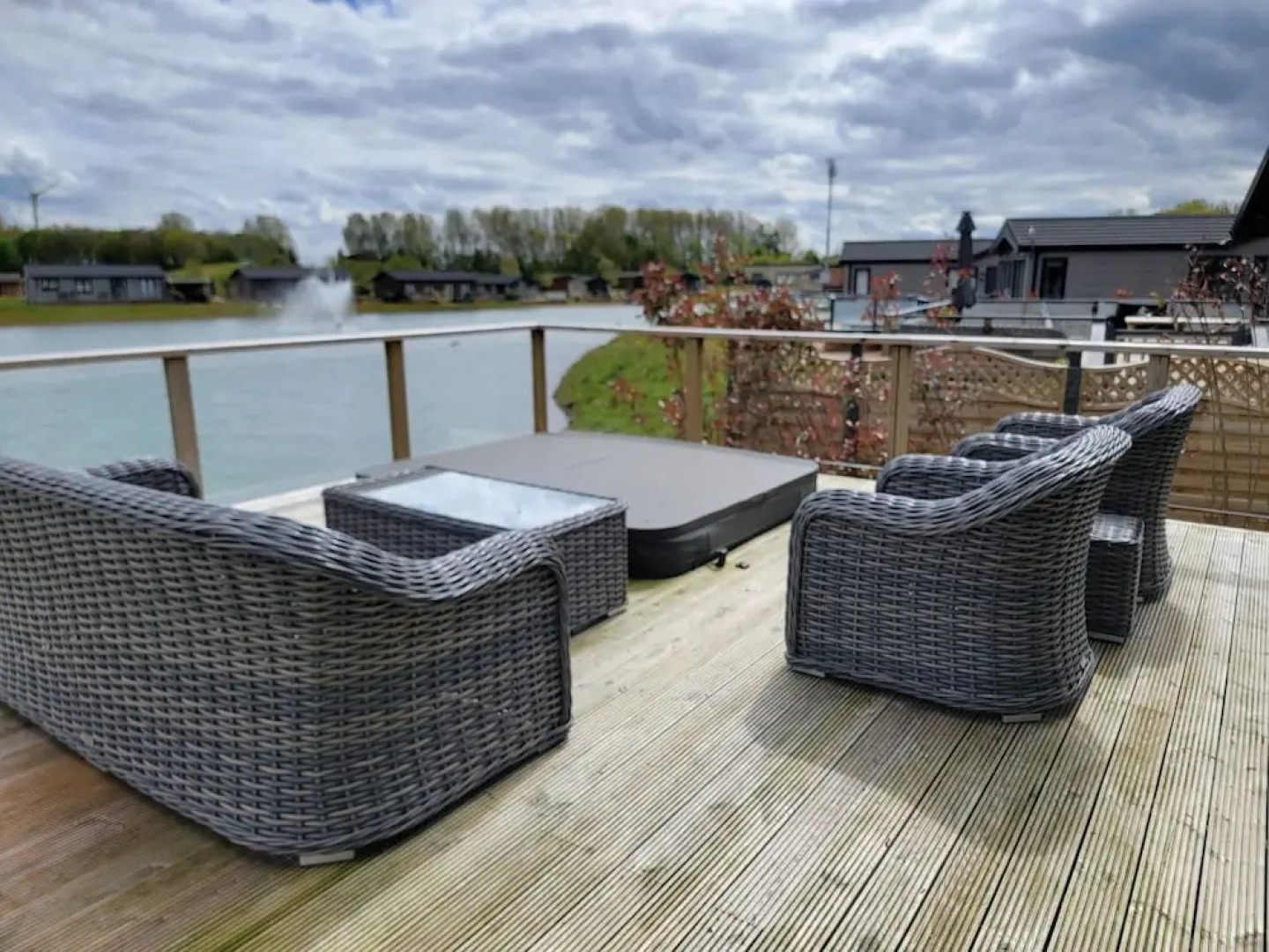 Luxury 2-bed Lodge in Routh, Sleeps 4 With Hot Tub