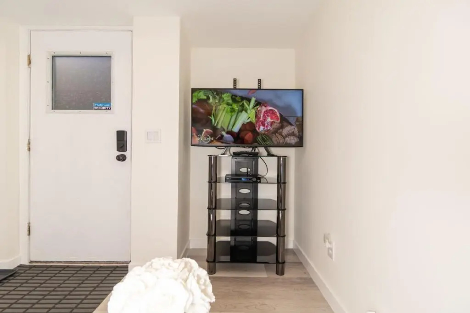 Beautiful 2BR Suite in central West Vancouver