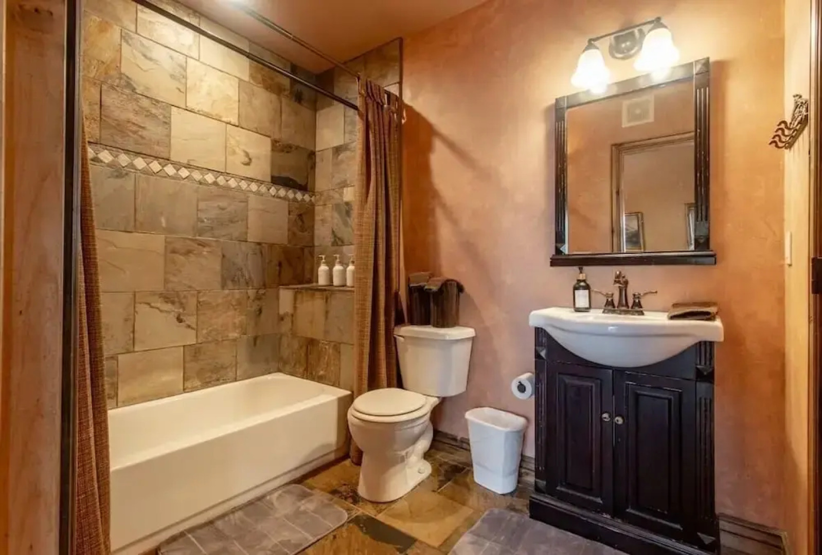 14 Guests 5BR 2BA Game room and Living