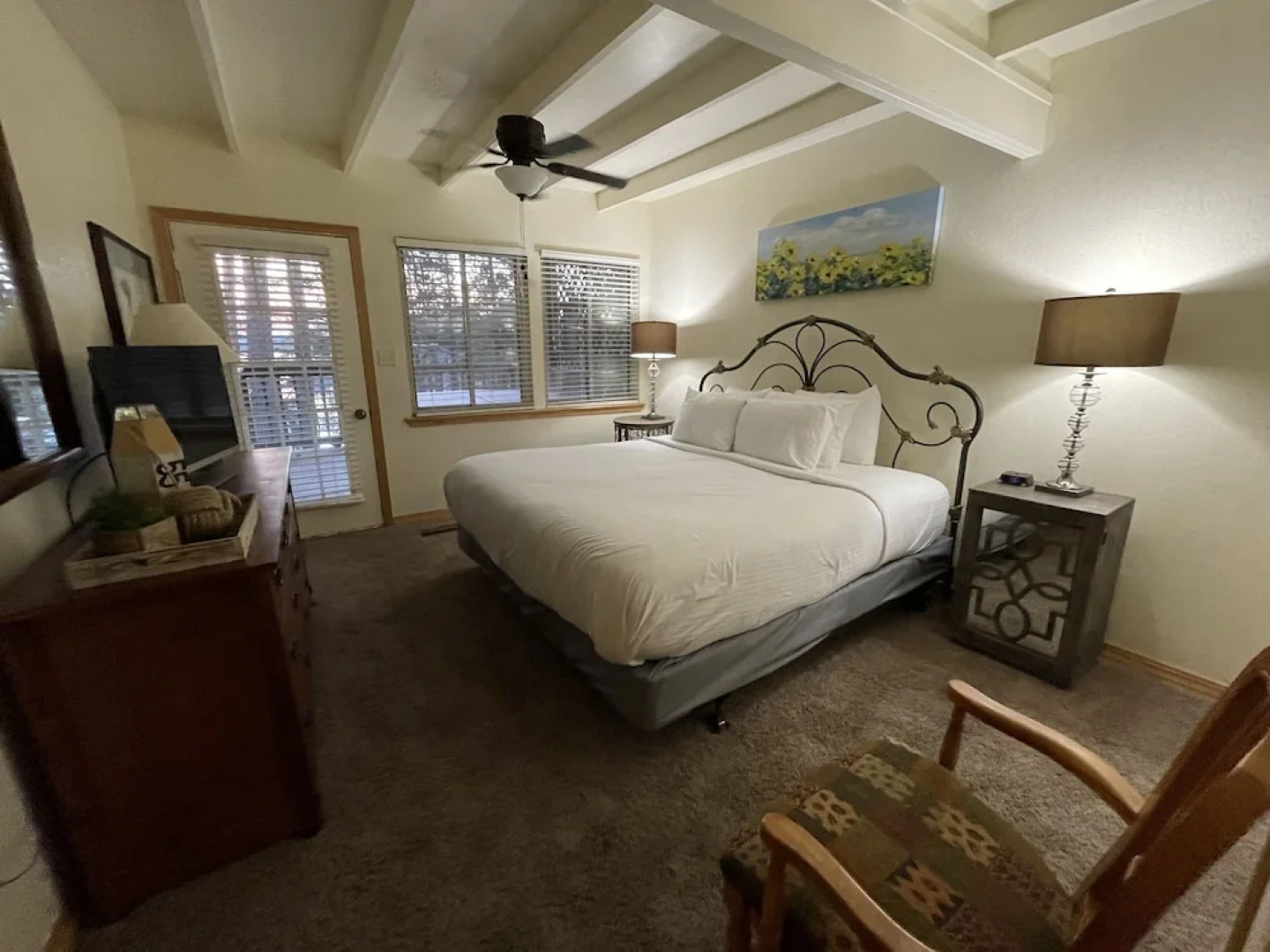 Mountain Harbor two bedroom Lodge cottage by RedAwning