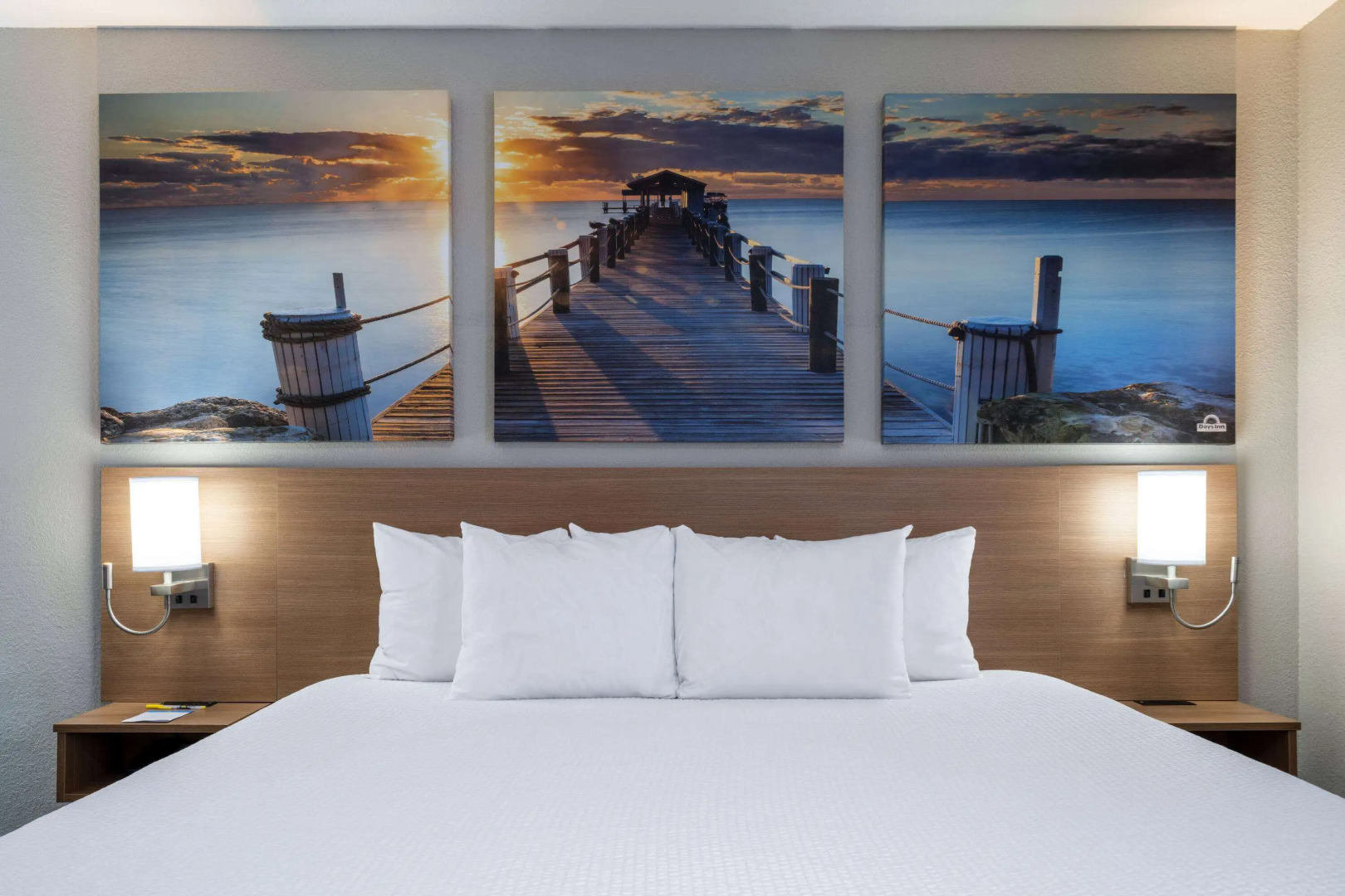 Days Inn & Suites by Wyndham Commerce