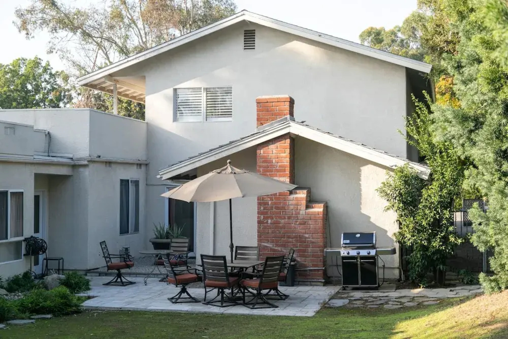 Sunny Pasadena Mansion, Sparkling Heated Pool & Projector Room!