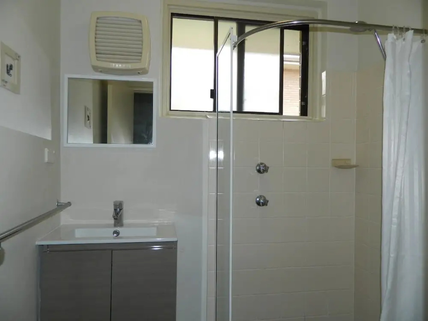 26 Wallis View - Opposite the Lake - 3 Bedroom Apartment