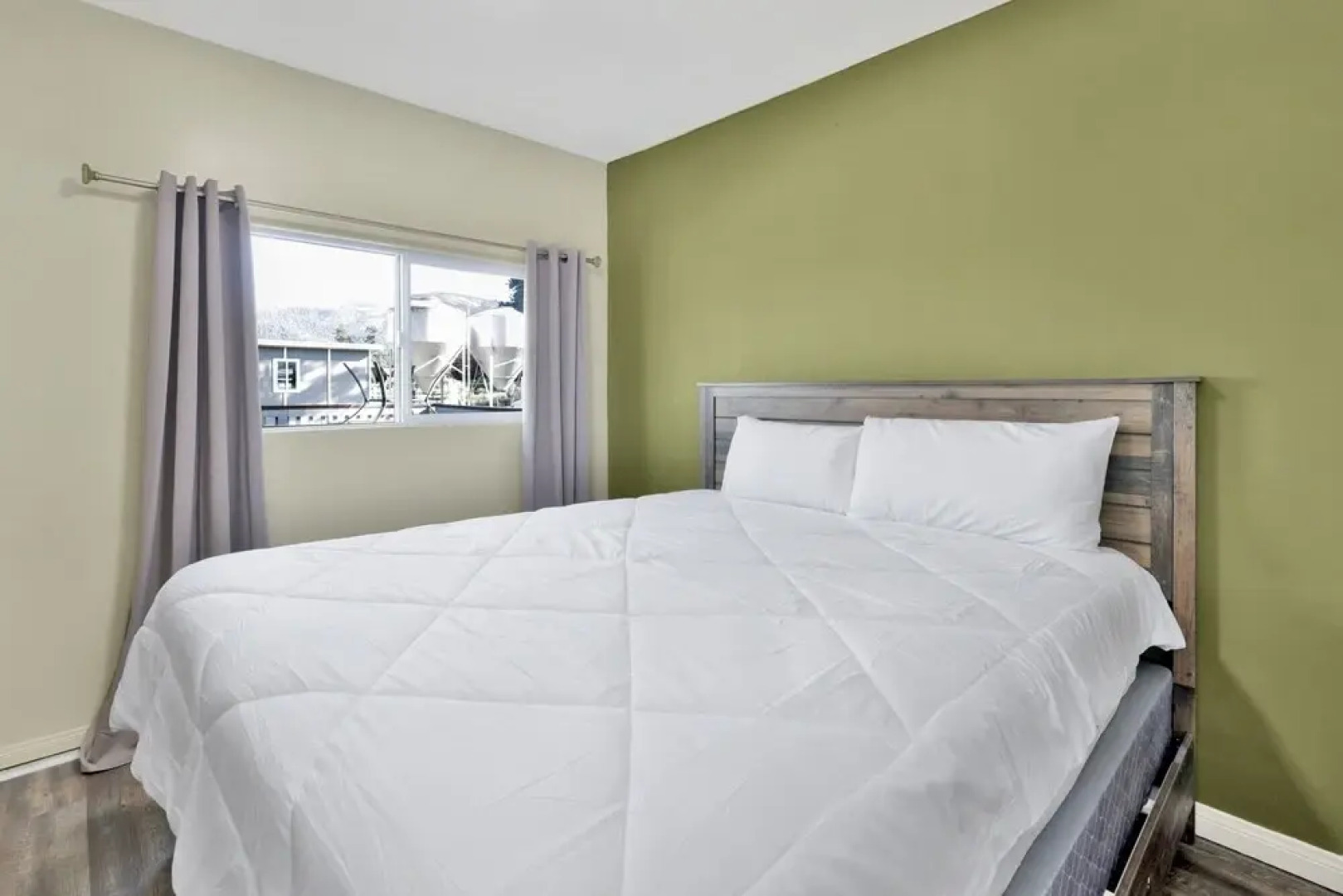 1900 - The Farmhouse Experience 4 Bedroom Home by RedAwning