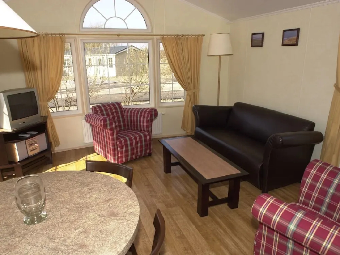 Nicely Decorated Chalet With two Bathrooms, Located on Texel