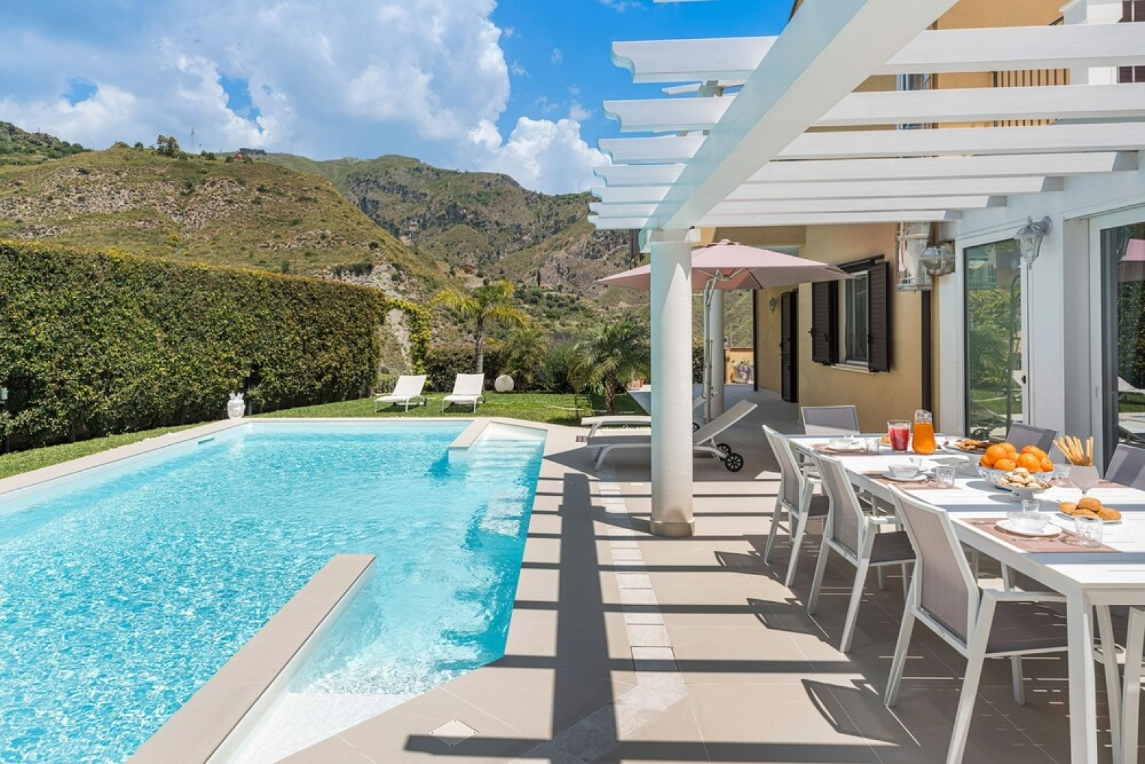 Beautiful Villa With Swimming Pool in a Panoramic Position - By Beahost Rentals