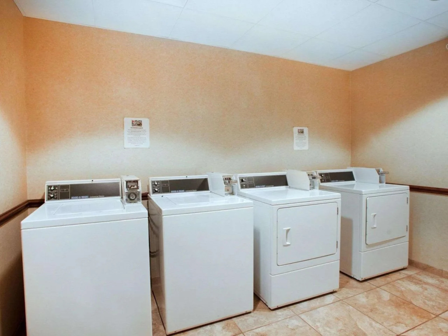 Holiday Inn Express & Suites Milwaukee Nw Park Place by IHG