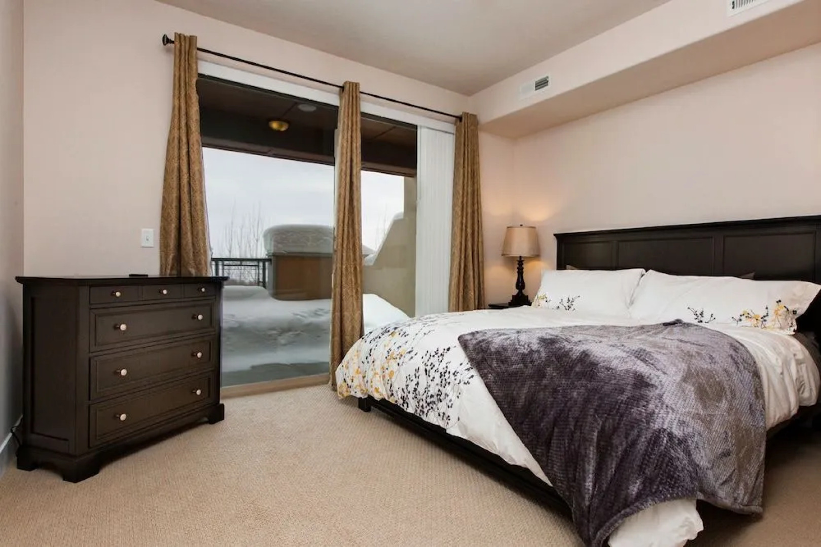 Newpark Townhouse by RedAwning