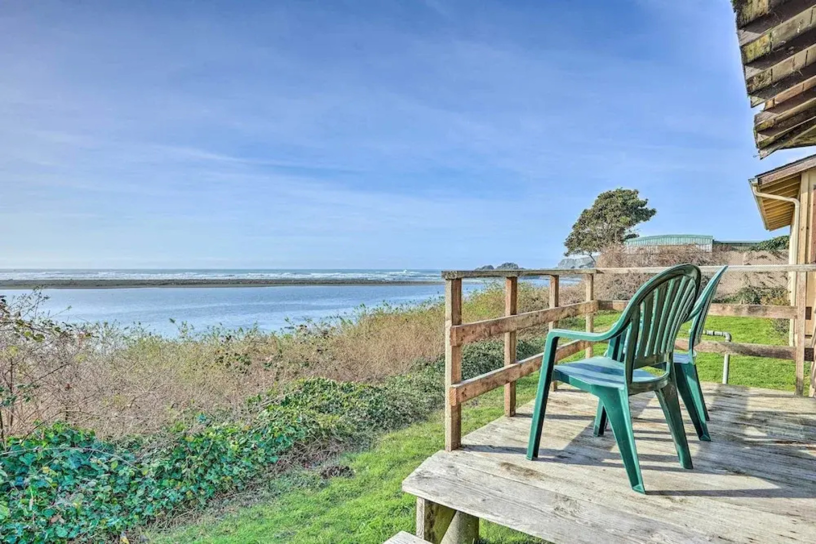 Smith River Vintage Cabin: Oceanfront Deck + Views