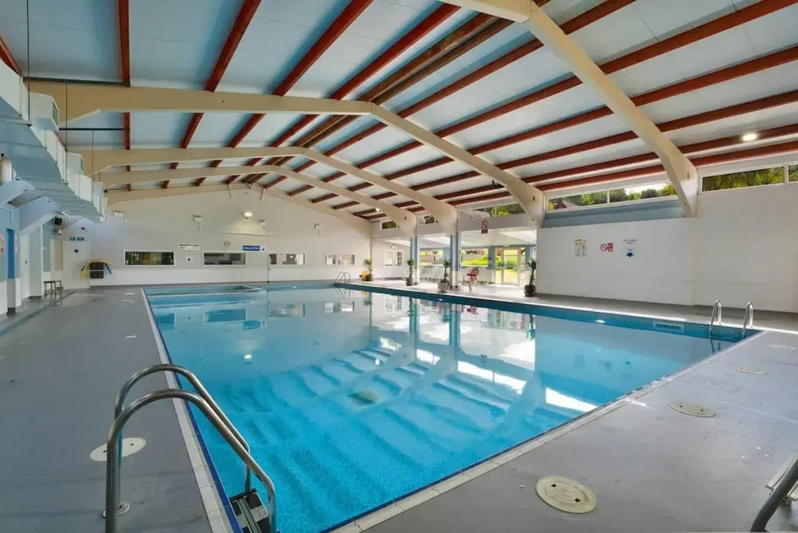 The Lookout, Sunny Beach Retreat, Sleeps 5 Guests