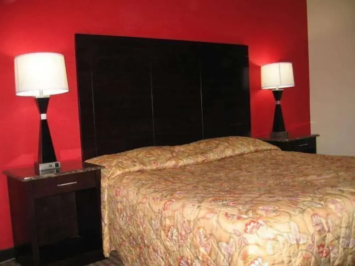 Townhouse Inn & Suites