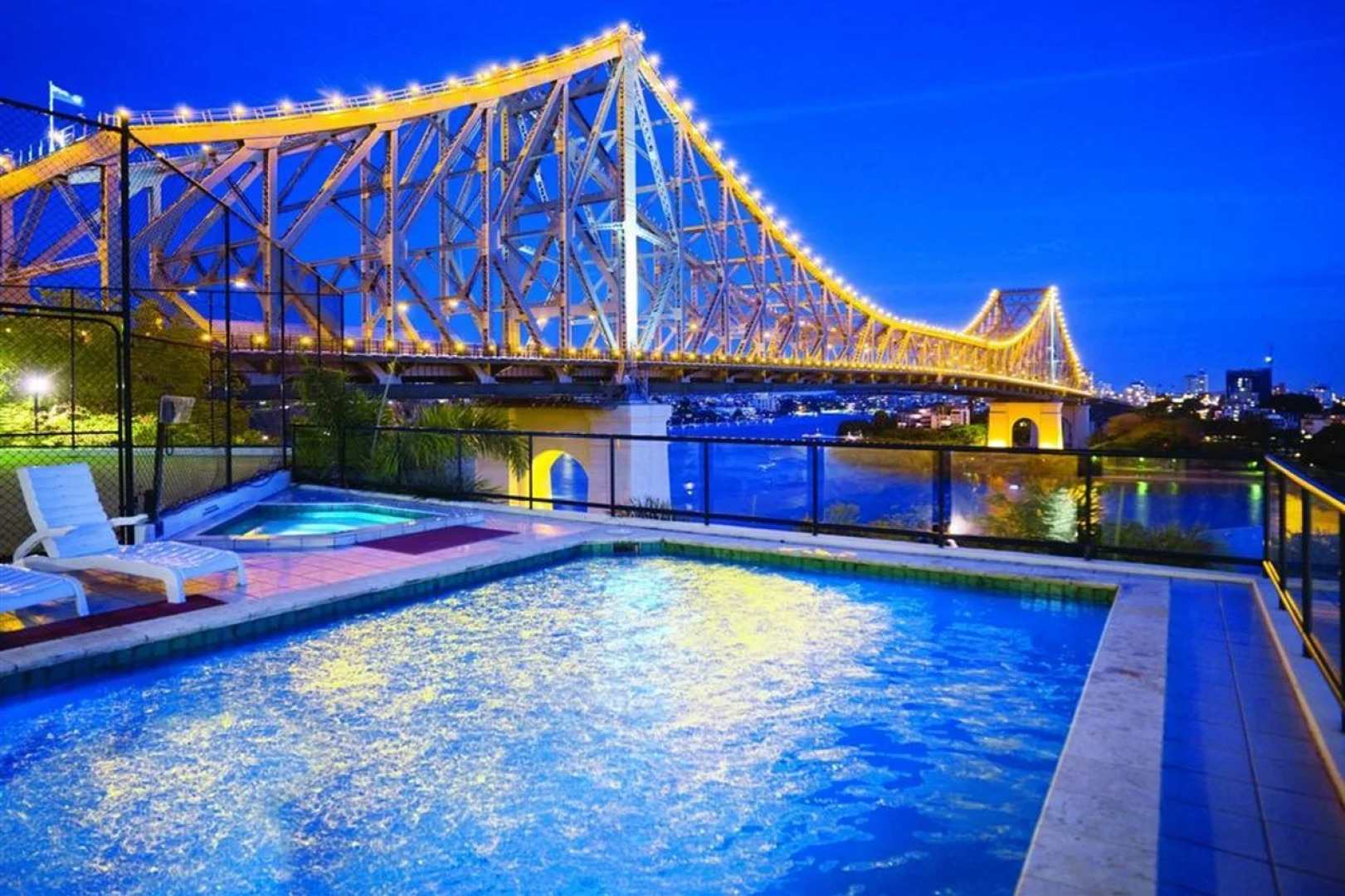 Oakbridge Hotel & Apartments