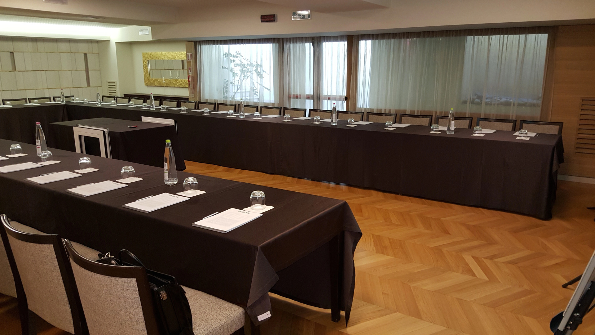 Breaking Business Hotel