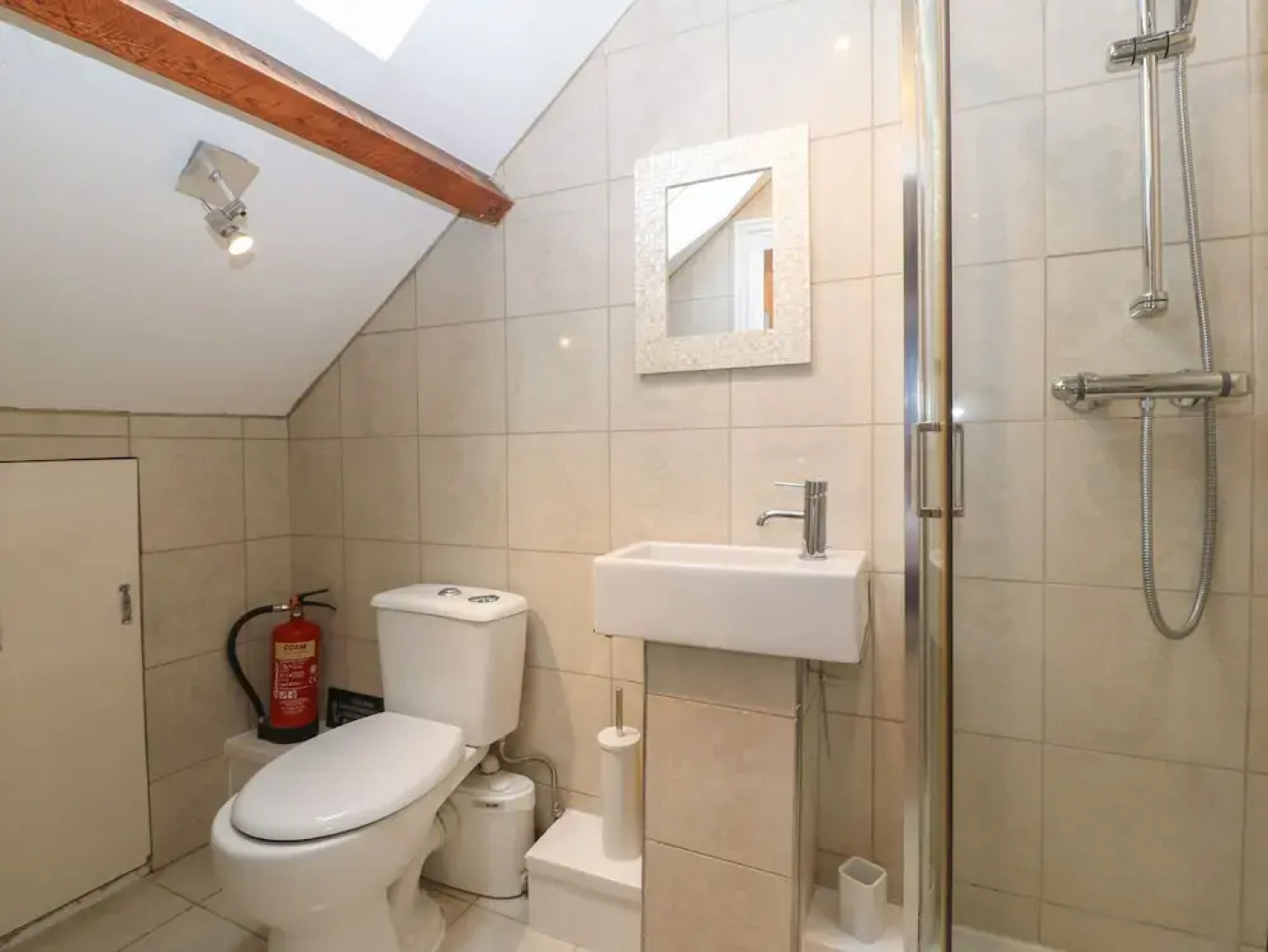 Apartment 2, Gorwel Glas