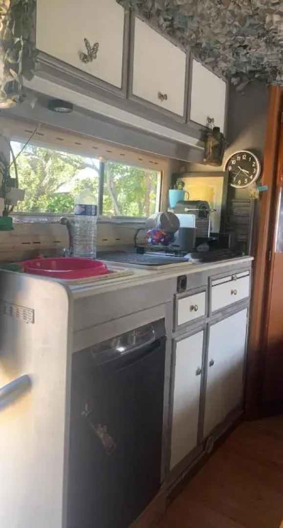 Camping car fixe dans la campagne