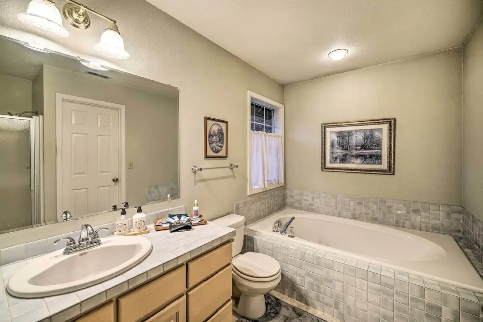 Charming Vancouver Home - Patio & Fire Pit!