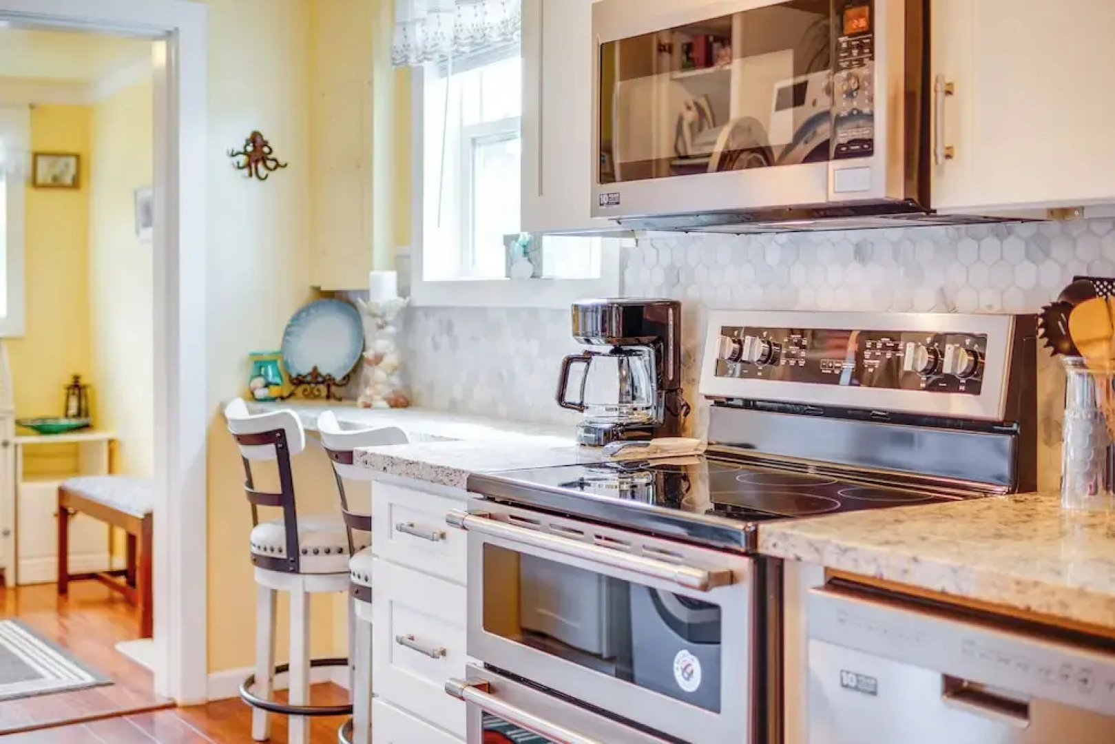 Walk to Gold Beach: Charming Cottage w/ Yard!