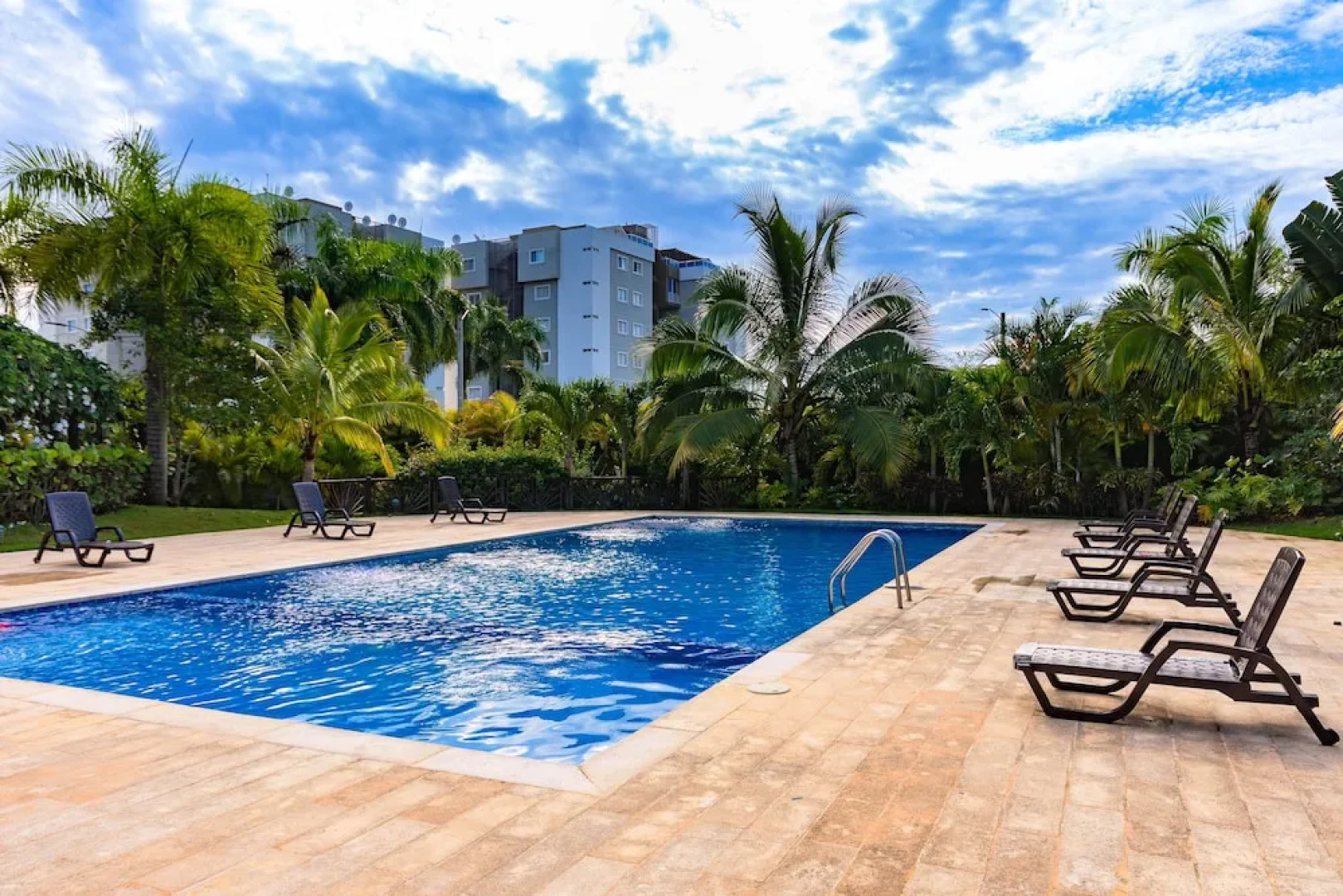 Modern Apt With free parking and AC 3brs