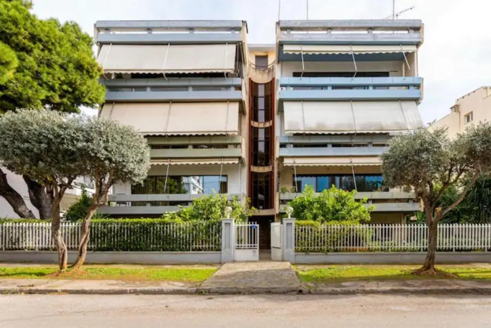 Βright Walled Designed Apt in Glyfada Center