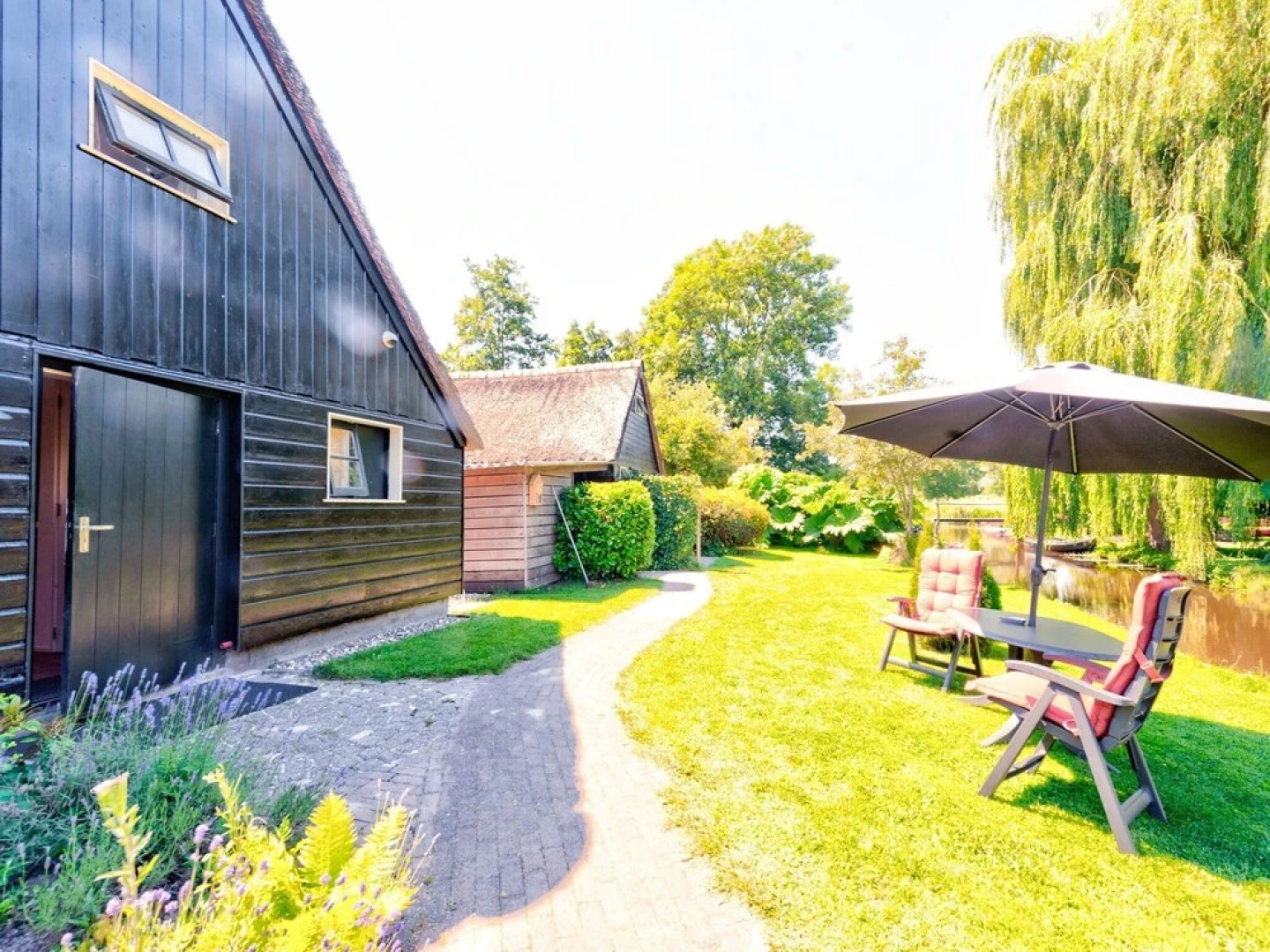 Modern Holiday Home in old Centre of Giethoorn With 2 Hours of Boat use