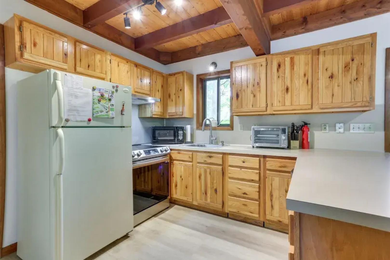 Screened Porch & Grill: Lake Ariel Vacation Rental