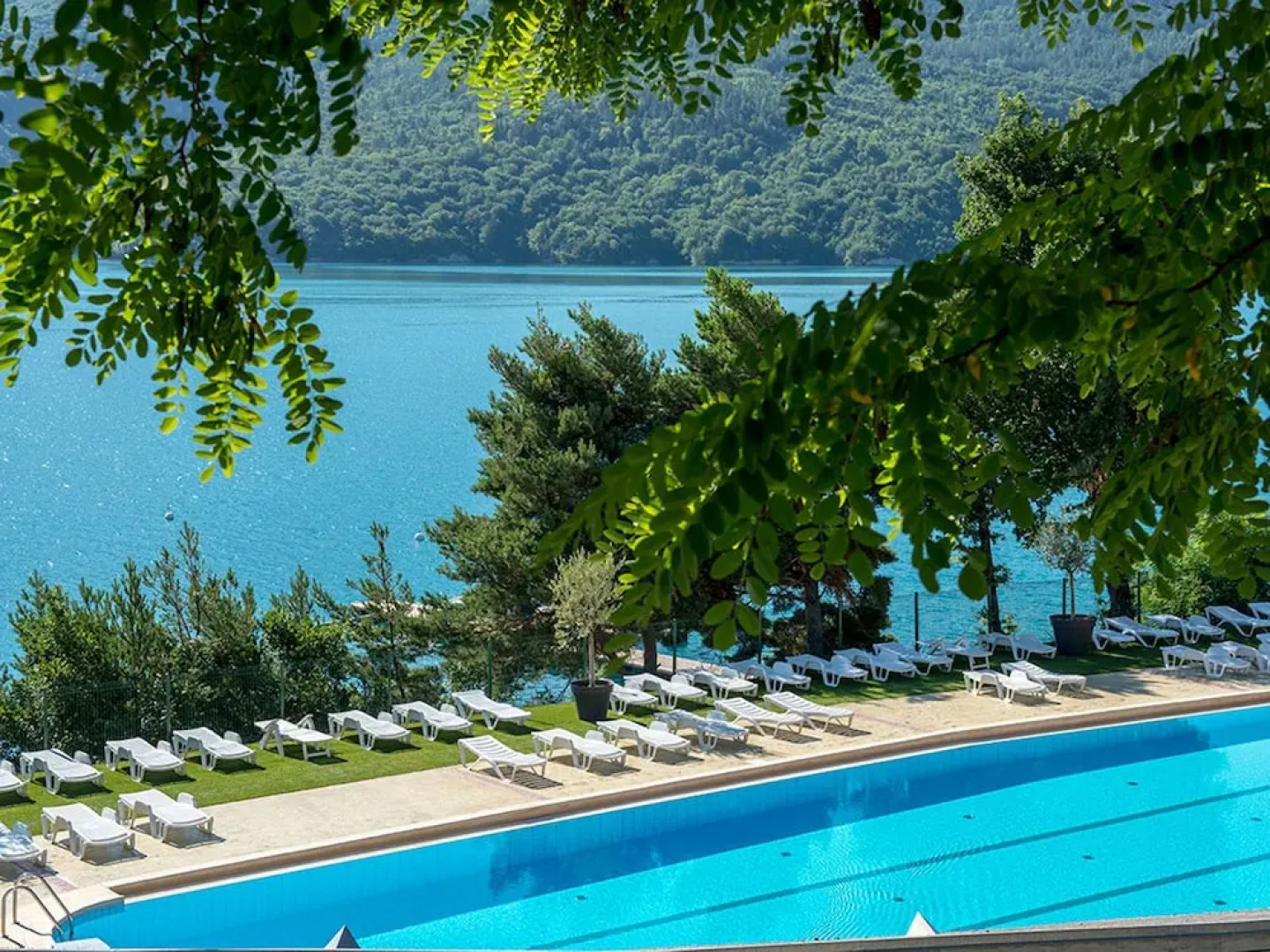 Luxury Apartment With a View of the Mountain Lake of Chorges