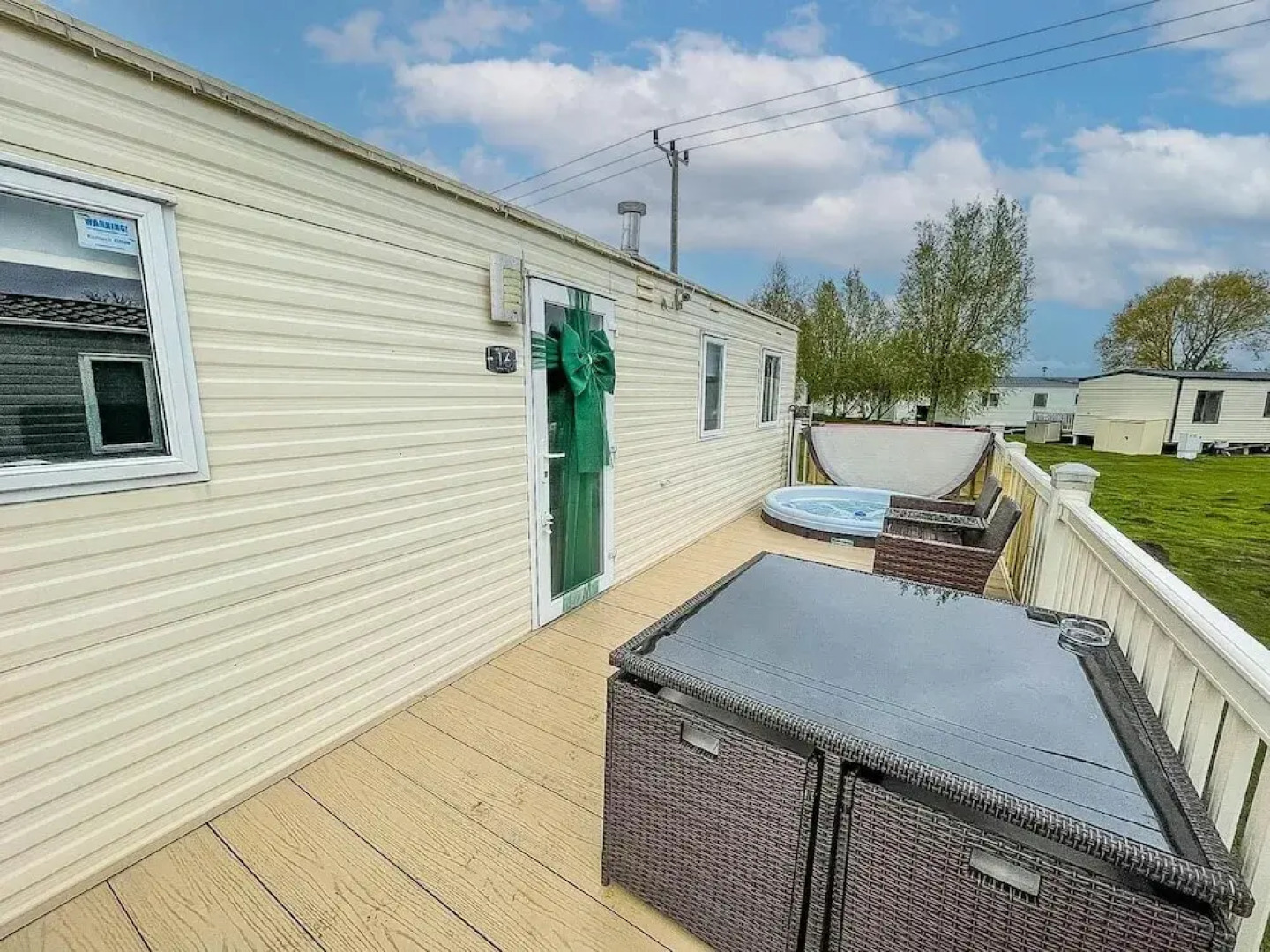 Caravansleeps8-hottub-fireplace-garden-patio