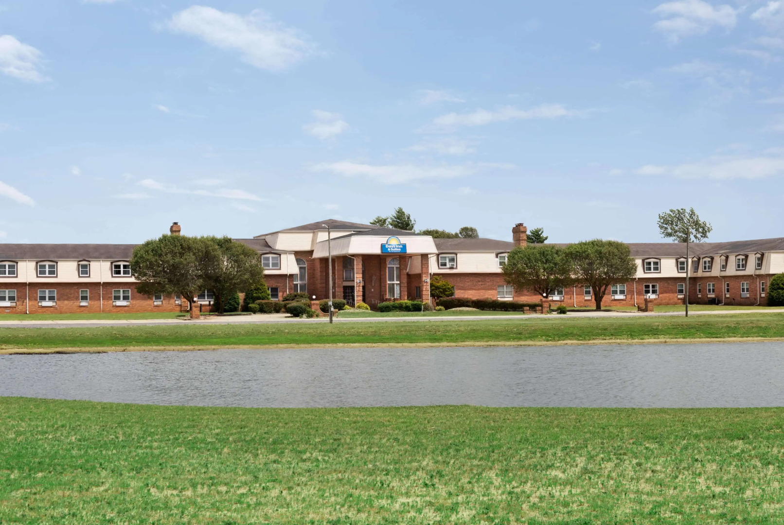 Days Inn and Suites by Wyndham Sikeston