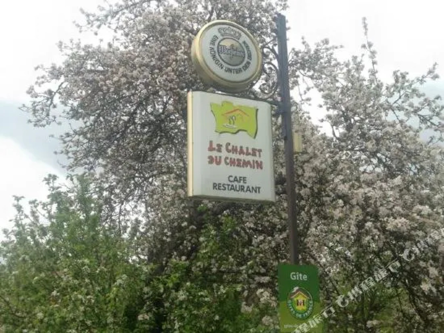 Le Chalet du Chemin et sa Roulotte