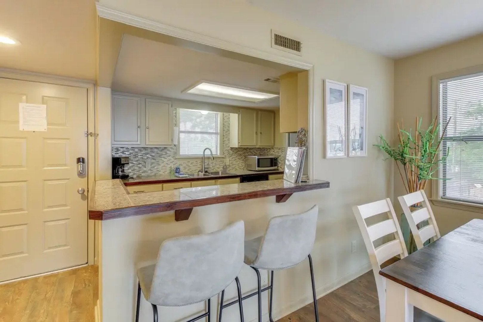 Lake Hamilton River-view Retreat w/ Pool Access