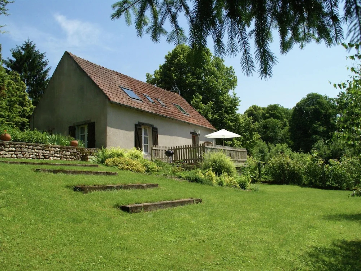 Fantastic Holiday Home With Large Garden in Cultural Surroundings of Saint-ay