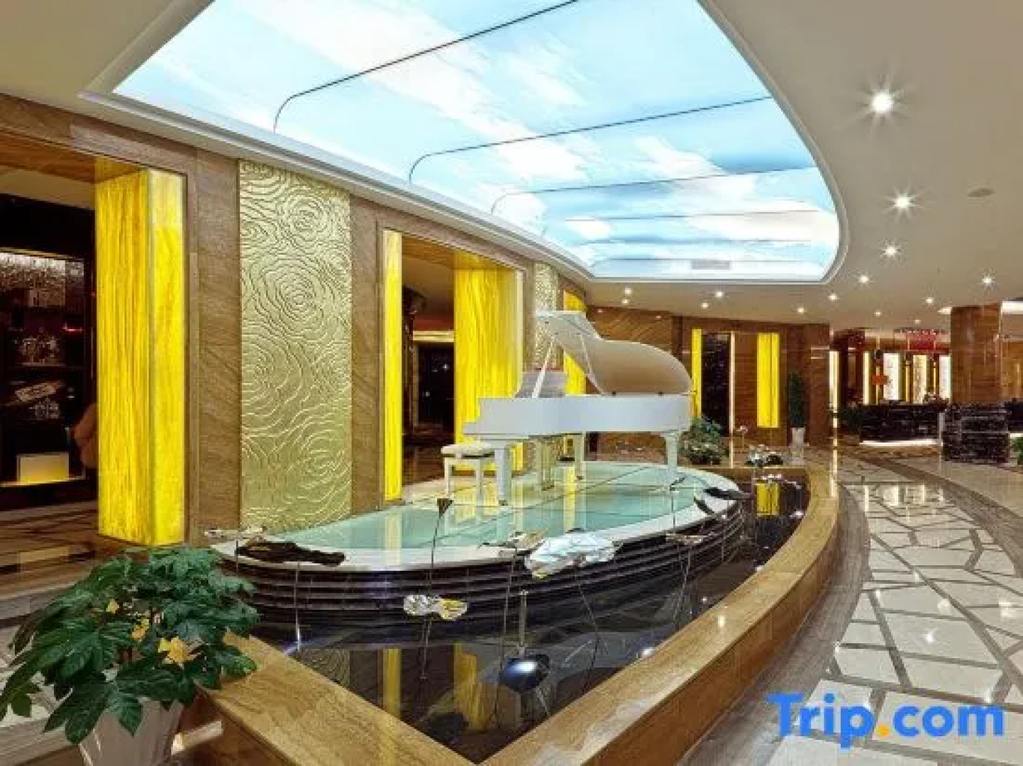 Zhaotong Purple Light Hotel