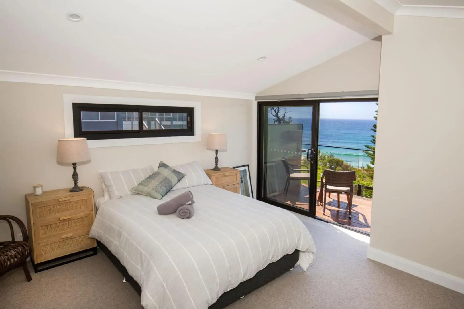 Seaview - Pet Friendly with Stunning Views - 1 Min to Beach