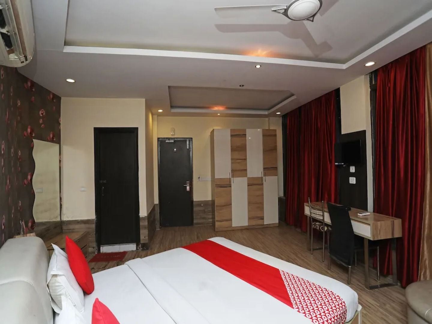 Skylark Hotel by OYO Rooms