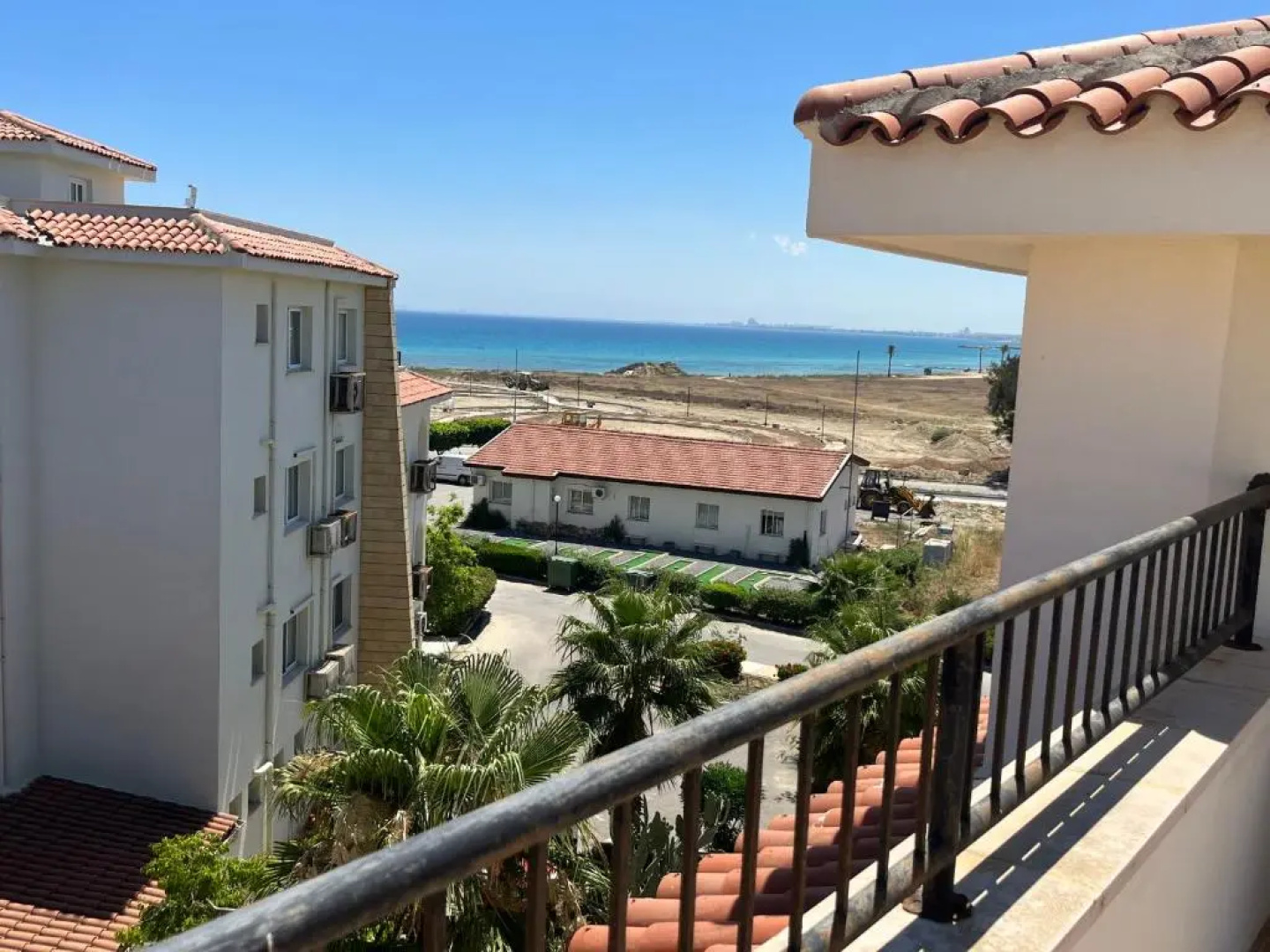Seaview apartment with roof terrace