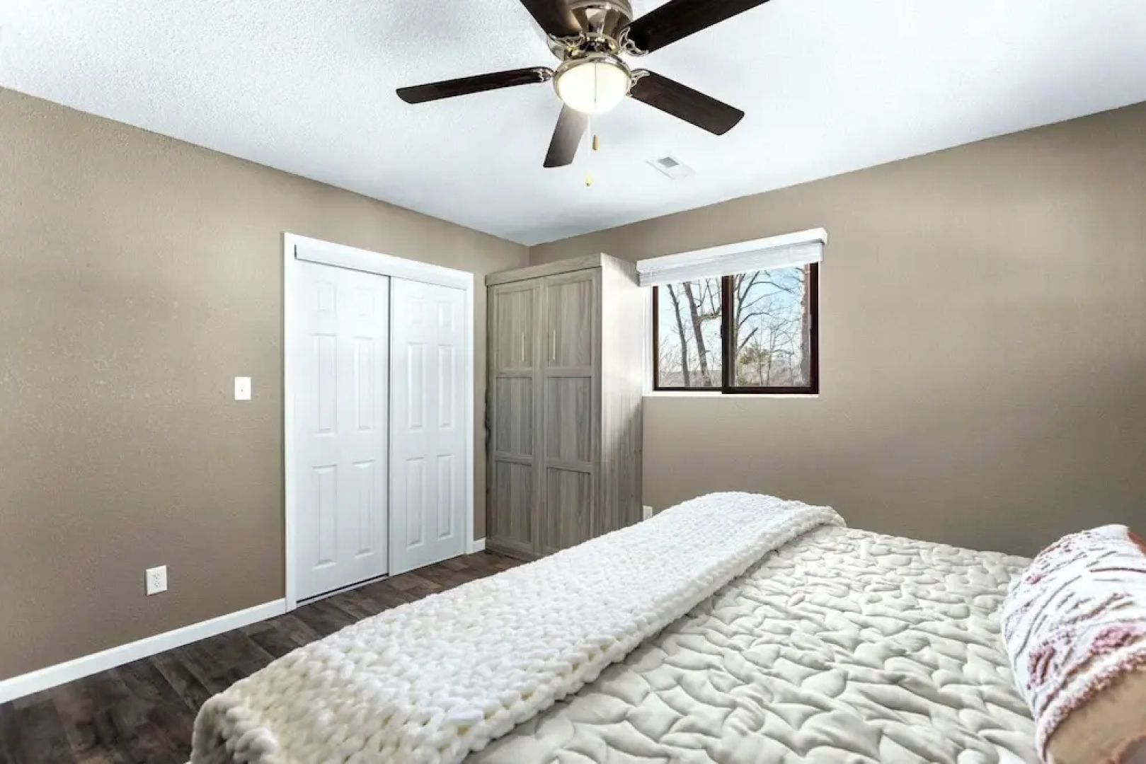 White Oak Landing Spacious 6 BDR w/ Boat Slip!