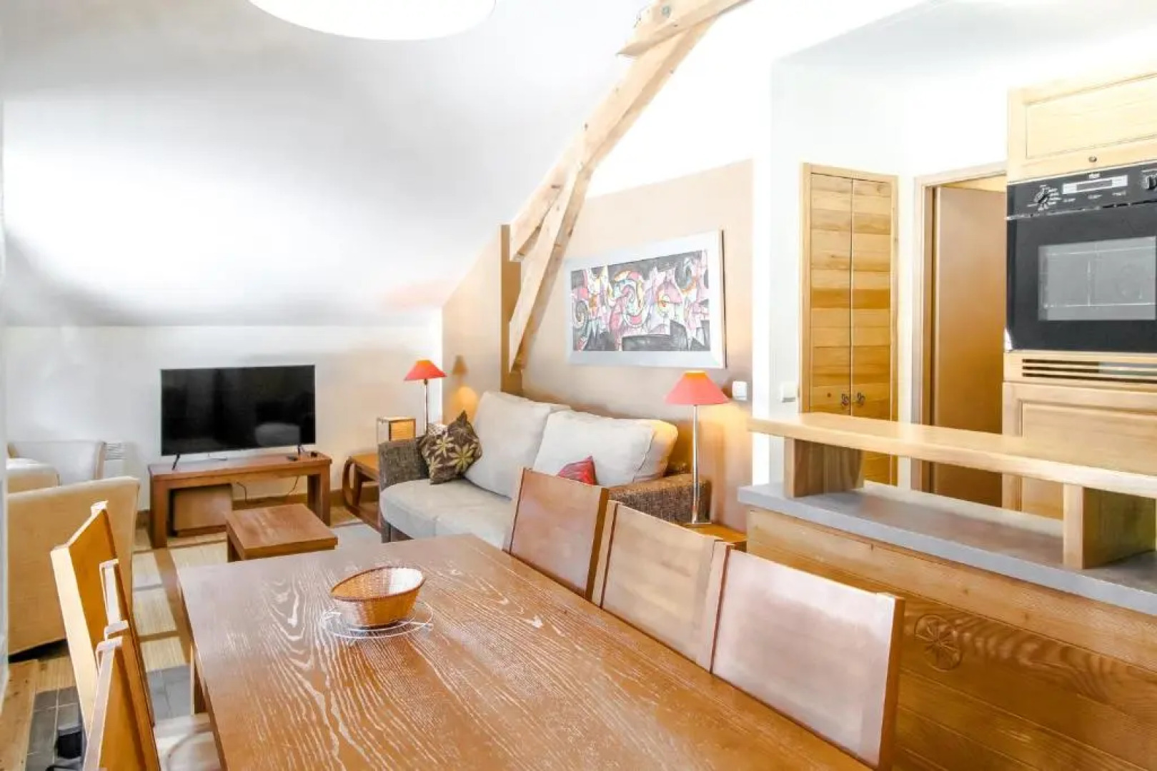 Charming 6th-floor 2-bedroom apartment with fireplace