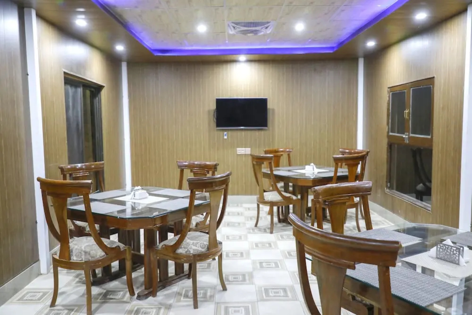 Roomph Premium Al Noor Airport Road