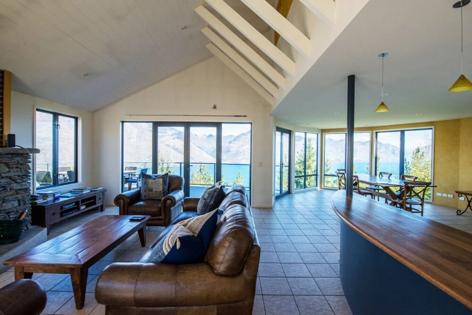 Muna Moke Lake And Mountain Views